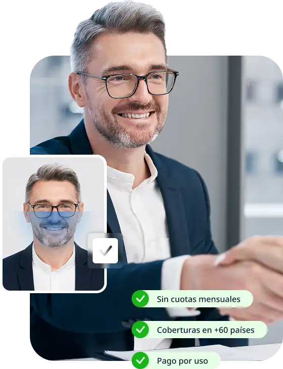Asegurado verificando su identidad para firmar una póliza digital